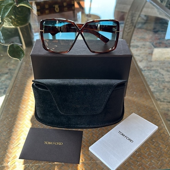 Tom Ford Accessories - TOM FORD
YVONNE - SUNGLASSES new with case and box